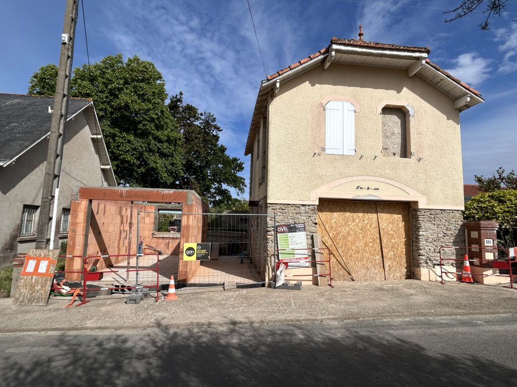 Le soubassement de pierre retrouvé (micaschiste local) 